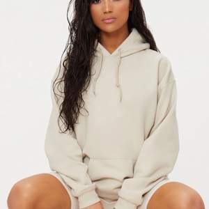 En beige hoodie med skönt material inne. Den är helt ny och det är Inget fel på den säljer pågrund av att jag har en till hemma. Hoodie är i storlek xxs men sitter som en S. Köparen står för frakten