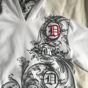 Vit hoodie🤍 - Jätte fin vit hoodie med coolt tryck💕