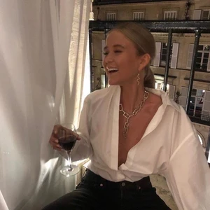 otroligt fin skjorta  - säljer denna as fina skjortan då den inte kommer till användning! endast använd 1 gång på ett bröllop, så söker ny ägare🤍 pris går att diskutera 