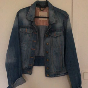 Jacka storlek 34,36 - Hej jag säljer denna ”jackan” för 250 och storleken är 34,36