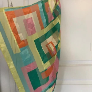 Trendig och retro scarfs/sjal! - Sjal från H&M i retro stuk, super till att göra outfits något roligare!! Med ett mindre hål på baksidan intill lappen (se bild)