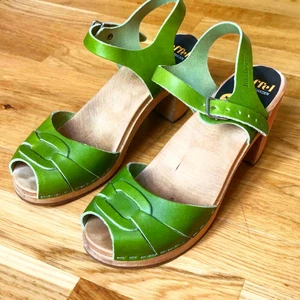 Swedish Hasbeens Hög klack strl 38 - Swedish Hasbeens ärtgröna med hög klack. Nyskick!