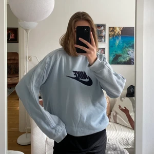 Nike sweatshirt - En ljusblå sweatshirt från Nike köpt på en secondhandbutik i Köpenhamn. Använd men i bra skick. Köpare står för frakt.