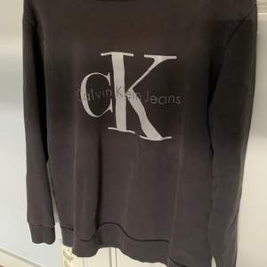 Säljer en CK tröja, vet ej om den är äkta! Superskön och varm! Storlek M men passar även S och XS 