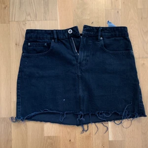 Svart kjol  - Kjol i svart tvättat denim från zara. Storlek 40 kan även skickas spårningsbart 67kr