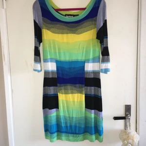 Klänning från Desigual storlek M - Fräsch designad klänning från Desigual i viskos och elastan, 79cm fram och 85 cm bak, storlek M, lite noppig. Snygg och fräck på! 