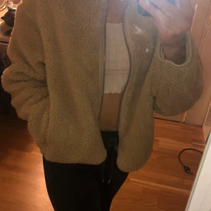 Teddyjacka - Oversized teddyjacka, väldigt fint skick, storlek S, 50kr