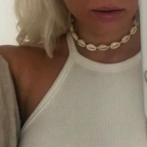 Snäckhalsband - Två söta snäckhalsband i vitt och guld🧚🏼‍♀️ Båda för 90kr💕