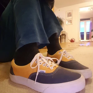 Vans  - Jättefina låga vans i storlek 39! Köpte dom begagnat men har själv aldrig använt dom, så dom är i fint skick! Frakt tillkommer 💖 