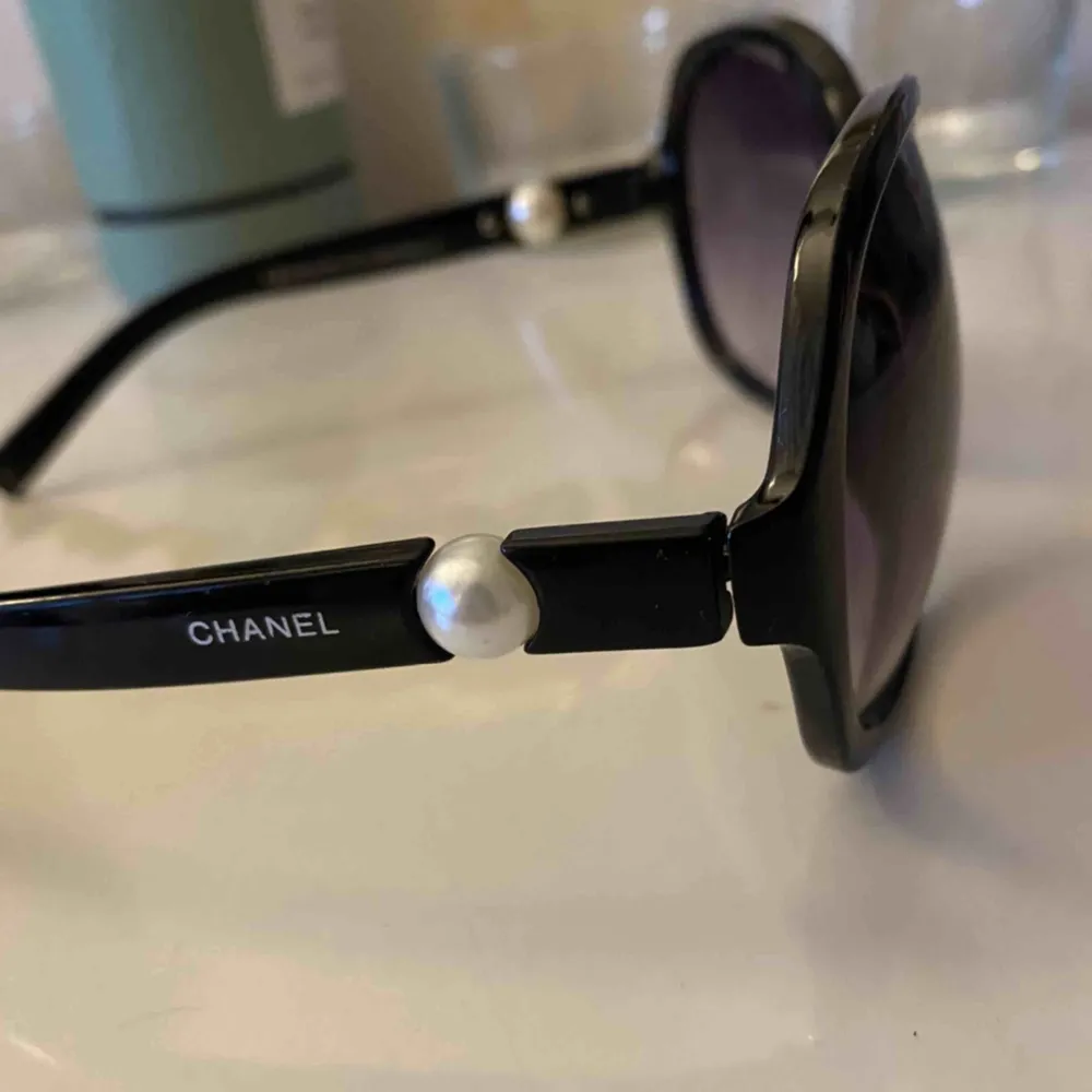 Fake Chanel solglasögon . Accessoarer.