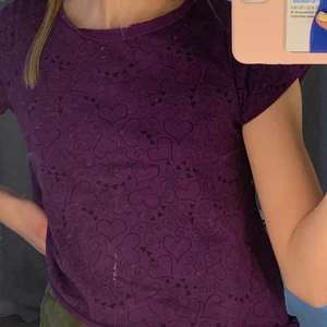 Tröjaaaaa - Säljer denna lila tröja! 5 kr! Jätte bra scick och ja 12 kr frakt! Byee!😍 passar till alla!