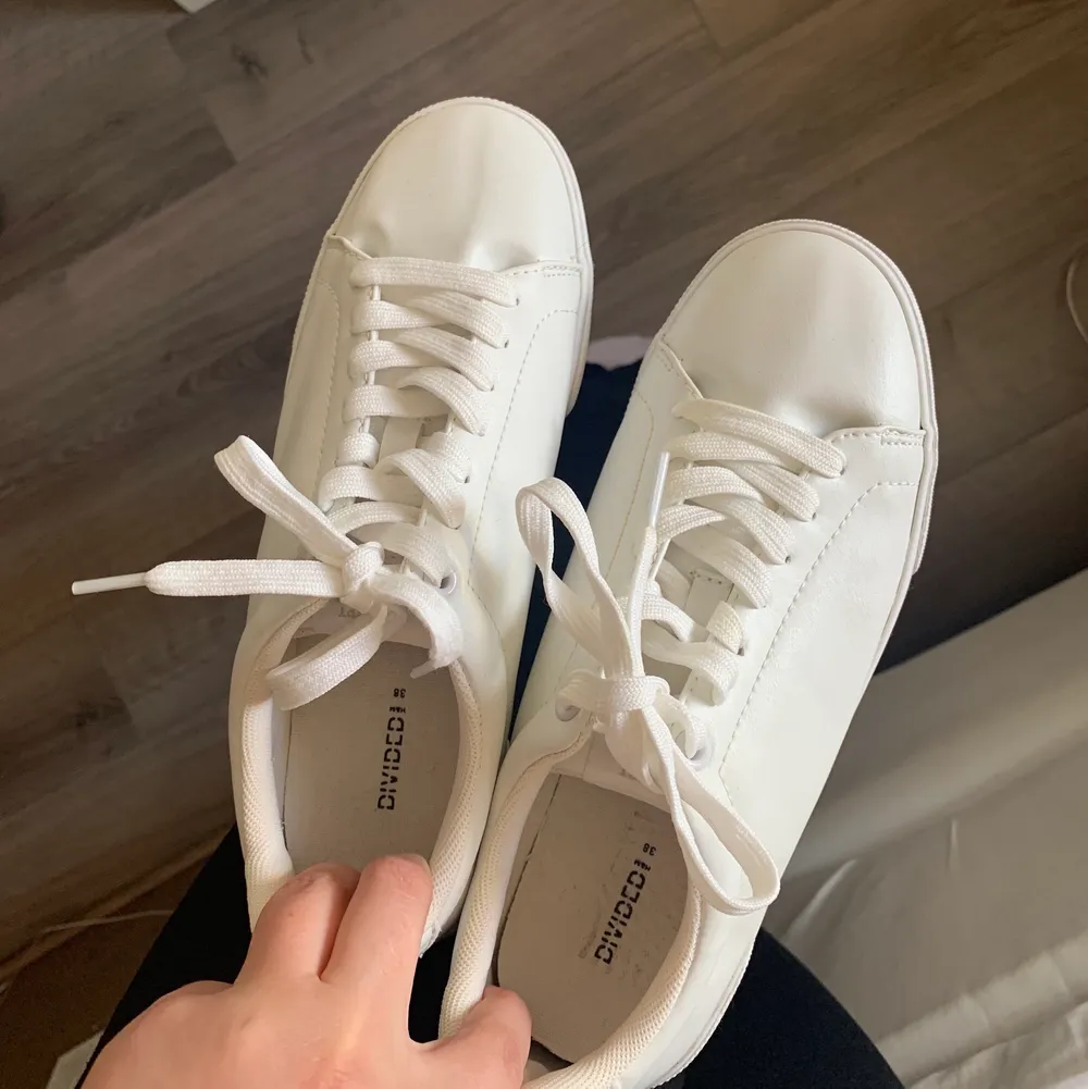 Snygga vita enkla sneakers från H&M i storlek 38. Endast använda en gång men har inga slitningar, smutsfläckar eller skador. Skorna ser ut som nya förutom lite smutsiga under sulan. Spårbar frakt tillkommer🥰 . Skor.