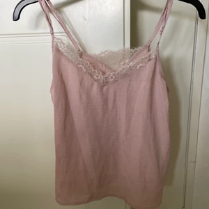 Ett mysigt satinlinne 🌺 - Säljer mitt fina satinlinne från Lindex. Man kan både använda det som sovlinne, men också som ett vardagslinne med en fin kofta till 🤍 Skriv i chatten om du vill ha ytterligare en bild. Frakt tillkommer i priset! 🌺