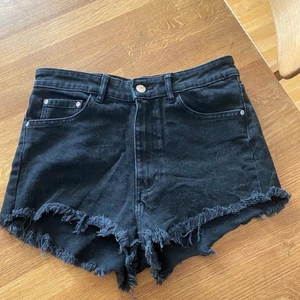Zara shorts  - Jeansshorts från Zara. Endast använda 1 gång. Säljer pga att de är för små för mig. Köpare står även för frakt. Priset kan diskuteras. 