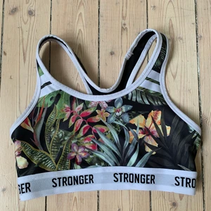 Tränings topp - Säljer denna träningstoppen ifrån stronger! Kostar i nypris ca 399kr! Säljer då den blivit för liten för mig! Modellen heter Vietnam och den kommer utan vaddering💕