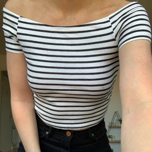 Crop top🌼 - Söt crop top som går att använda som t-shirt och off-shoulder. Superskönt och stretchigt tyg 🌱