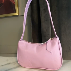 axelväska - Säljer en fin axelväska aldrig använd och väldigt bra skick. säljer för att de inte riktigt min stil. Om många är intresserade blir det nog budgivning i kommentarerna!