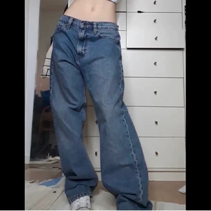 lowwaisted levi’s jeans!! - säljer dessa supersnygga lowrise levi’s jeans!! brukar ha 26-27 i waist (lånade bilder!!) - köpte dem för 650 kr här på plick 🤎 säljer dem för de var tyvärr för stora för mig :c  budgivning i kommentarerna! slutar den 10:e maj kl 20 <3