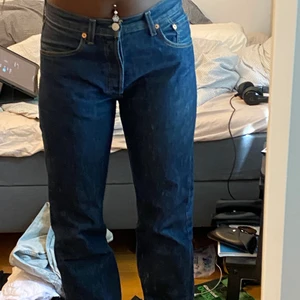 Levi 501’s - Levi 501s i perfekt skick, de perfekta jeansen! Väldigt långa i benen, trots att storleken säger 32/36 skulle dessa passa en 28/29 i midjan. Pris kan diskuteras 