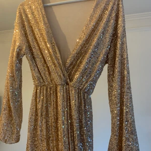 Superfin glittrig klänning! - En superskön och fin klänning som sitter jättebra men som tyvärr aldrig har kommit till användning för mig