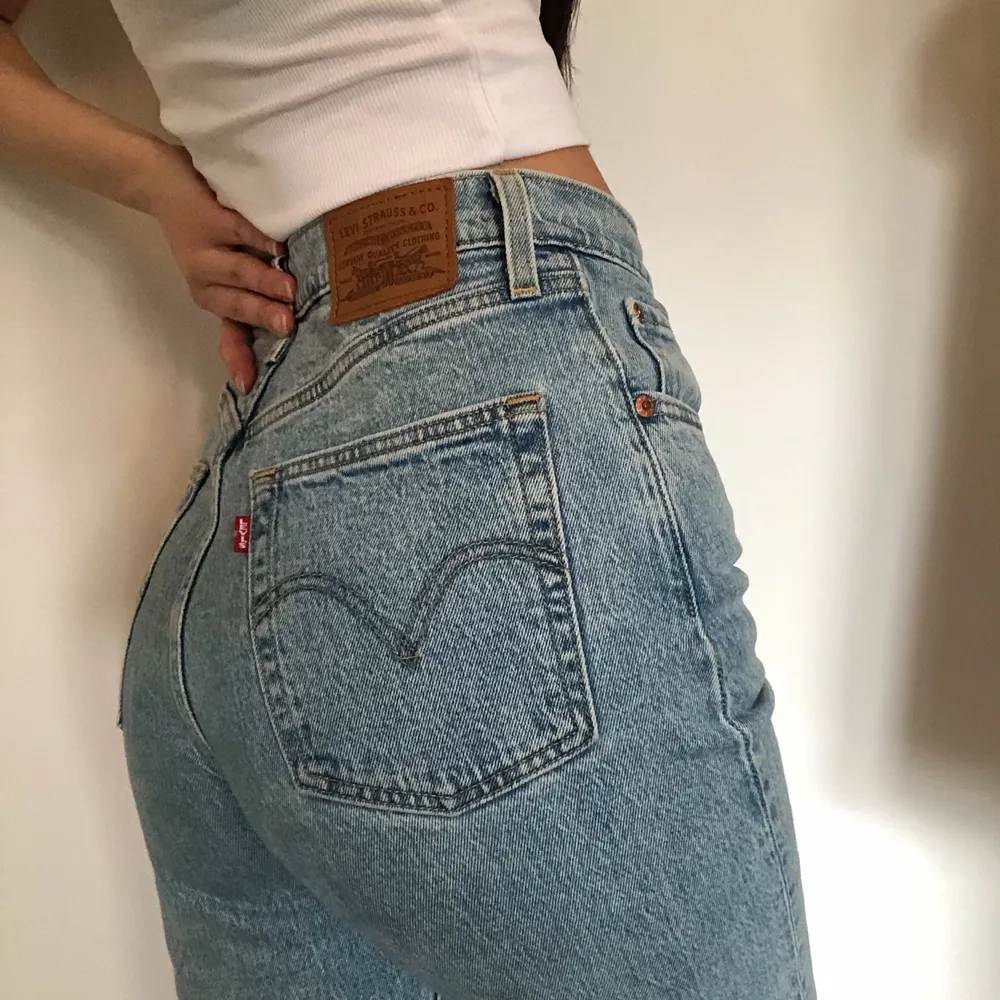 Levis ribcage straight jeans i storlek 27, jag är 174cm. Pris: 429kr + 66kr frakt (nypris: 1195kr) . Jeans & Byxor.