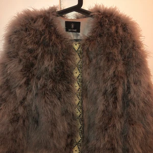 Julie Brandt jacka  - Äkta struts-jacka från Julie Brandt, storlek S. Använd två gånger så fint skick. Fina detaljer på både fram och baksida, knappar att stänga den med fram☺️ nypris 2000kr