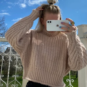 Stickad tröja  - Stickad mysig tröja från HM. I en gammalrosa färg 🤍 kliar ej! Lite sliten, se bilder! Frakt ej inkl!