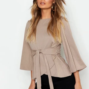 Super fin tröja från booho - Säljer en super fin tröja från boohoo. Storlek M i den passar även i storlek S jag själv har S. Inga fläckar eller skador på någon av dom, säljer för den inte kommer till användning längre,andvänt Max 3 gånger. Den är från Boohoo, kom privat för fler bilder!