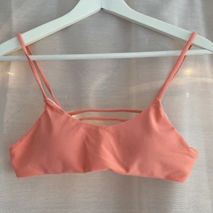 Peach bikini - Säljer denna peachfärgade bikinin. Är superduper fin baktill på överdelen. Är aldrig använd och säljs då den tyvärr ej passade. Kom med egna bud🌟