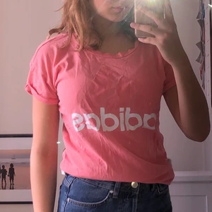 T-shirt i stl S - Detta är en bekväm och skön Adidas T-shirt. Ordinarie pris för denna var 300 kr så är villig att gå ner lite i priset.❤️❤️❤️