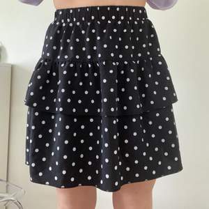 En kjol som är strl S men jag skulle säga att den passar för folk med strl M också. Jag säljer den då jag inte fick så mycket användning av den förra sommaren och för att den är lite stor för mig.