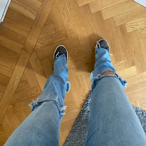 Zara jeans, strl 34 - Säljer ett par snygga jeans från Zara, väldigt långa vilket jag tycker är väldigt fint men har ett par liknade jeans så säljer dessa :) 💕