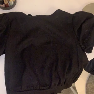 Söt topp 🤩 - Söt topp från monki kan sicka mer bilder privat 🤧 (köparen står för frakt) 