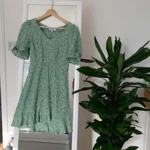 & Other stories sommarklänning - Jätte gullig sommarklänning från &other stories🌸 Jag har bara använt den vid nått tillfälle förra sommarn så den är i fint skick☀️ 