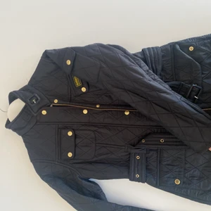 Barbour jacka  - Jätte fin Barbour jacka ÄKTA! Nästan inte använd så väldigt fint skick