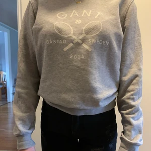 Gant hoodie - Gant tröja, bomull men ej ”fleece” på insidan. använt fåtal gånger :) frakt ingår ej i priset 