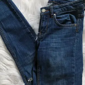 Tighta, blå jeans med slitningar frampå knäna från Gina Tricot. Säljes på grund av att jag vuxit ur dem.