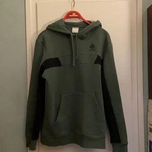 HOODIE FRÅN REEBOK - Använder inte denna längre då den inte är min stil! Vill helst bara bli av me den så fort som möjligt:)