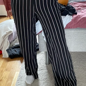 Byxor från H&M - Supersköna och snygga byxor från H&M! Storlek S! Passar perfekt super nu till våren!