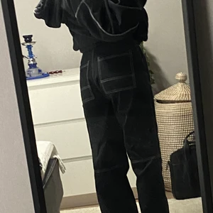 byxor  - svarta jeans med vita sömmar från junkyard! köpare står för frakt 💞