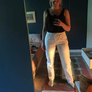Vita jeans  - Vita jeans i bra kvalite. W35.  Skulle säga att dem är L34/36 i längden. För stora för mig. Buda gärna ❤️