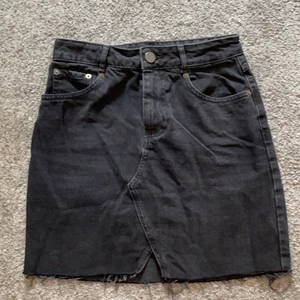 Jeanskjol - Grå jeanskjol från asos! Knappt använd.