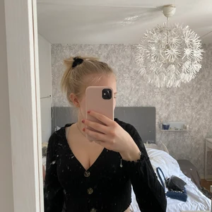 Topp med knappar  - Så fin kort topp med knappar. Kommer inte till användningen tyvärr, passar xs-s, kan även knäppas upp och använda som kofta 