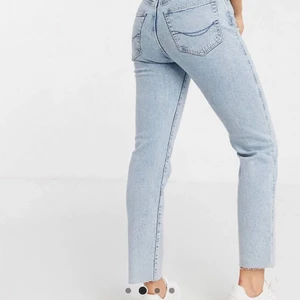 Mom jeans ifrån Pull and bear - Endast testade då dom inte passade mig, är i storlek 38 men är lite kortare i modellen. Nypris 200kr mitt pris är 180+frakt. Kan skicka fler bilder om så önskas