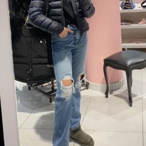 Nakd jeans  - Säljer dessa då de är för små för mig, de är blåa vida jeans från nakd med hål i. Det vita vit hålen har jag tagit bort så de är endast hål där de vita hänger ner, exakt som på andra bilden🤩 skriv privat och buda✨