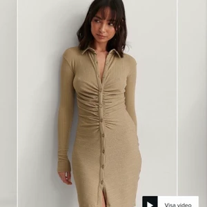 Slutsåld klänning från NAKD - Jättefin klänning från NAKD, är lite osäker på om jag vill sälja då den sitter fint men är inte helt 100 på färgen. Jag har bara använt klänningen 1 gång så den är som ny