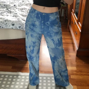 Coolaste byxorna  - Funderar nu på att sälja mina skit snygga tie dye byxor då dom bara kommit till användning en gång😢Köpta här på plick och i toppskick❤️Skriv för mer bilder och frågor!