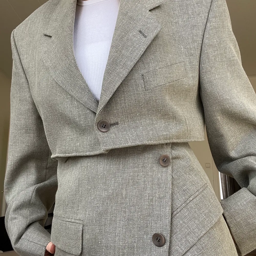 En oversize vintage kavaj i grå/beige linne som jag sytt om till kjol och cropped kavaj. Sytt knappar som man knäpper kjolen med. Använd fåtal gånger!. Kostymer.