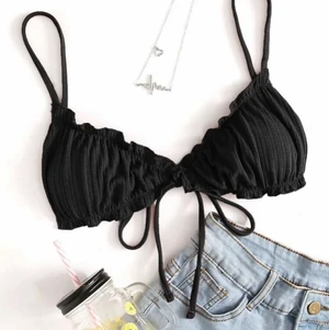 Bikiniöverdel - Snygg trendig svart bikiniöverdel. Passar någon med strl S/M. Aldrig använd. Väldigt fin snörning i ryggen som går att justera lite som man själv vill.