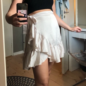 Kjol från CHELSEA stl XS - Beige kjol från Chelsea i stl XS. Funkar till dom flesta stl då man knyter den i midjan. Använd ca 2 ggr. BUD PÅ 180 KR.  🦋BUDA I KOMMENTARENA! AVSLUTAS SÖNDAG 23.59🦋